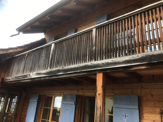 Holzfassade vor dem Strahlen