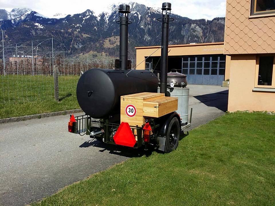 Grill-Anhänger mit Kessel