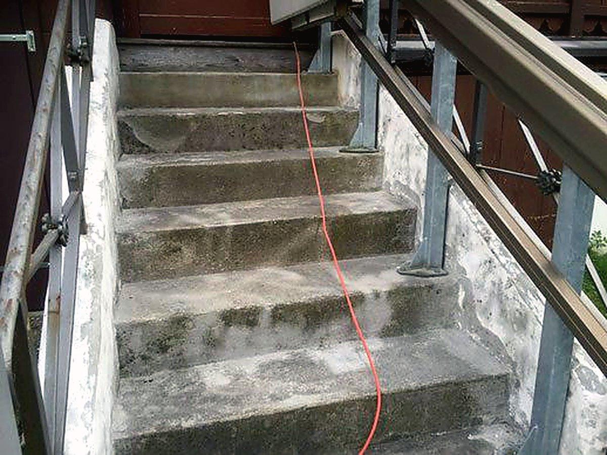 Betontreppe verschmutzt